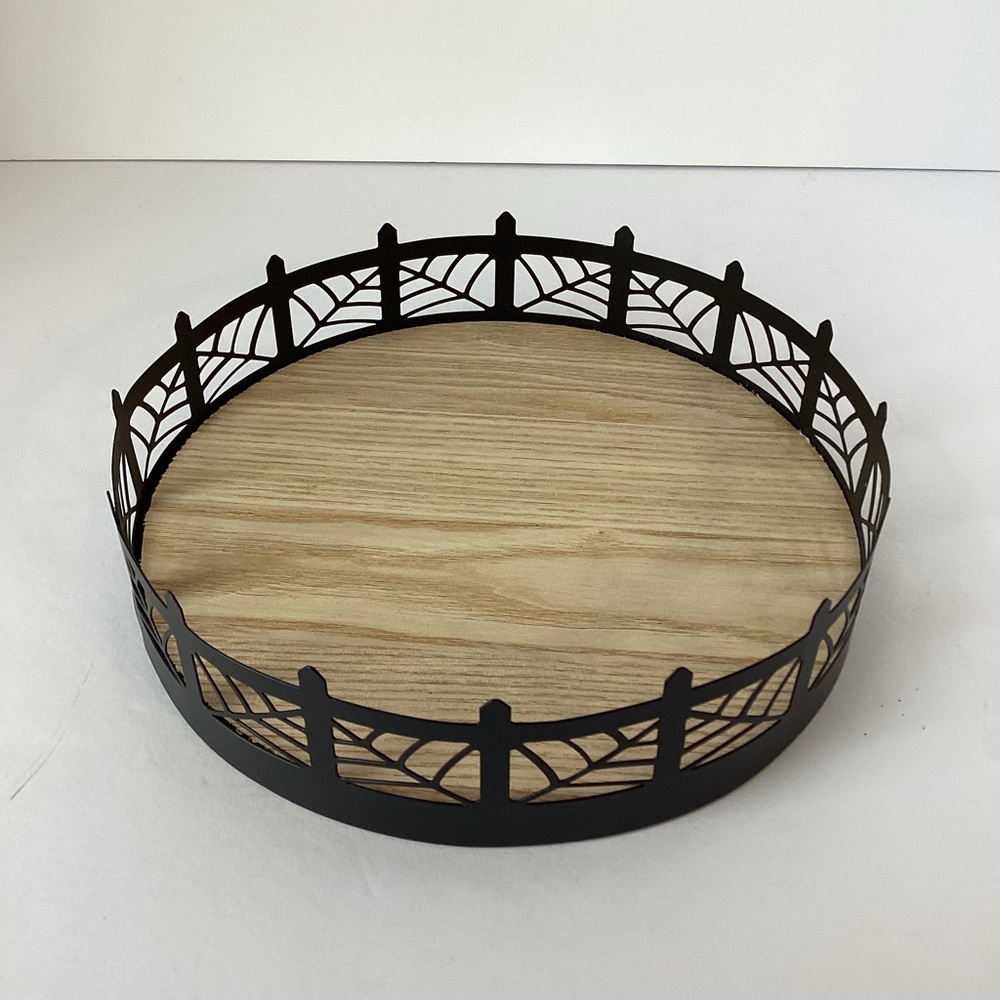 HALLOWEEN: tray with a black spider web fence